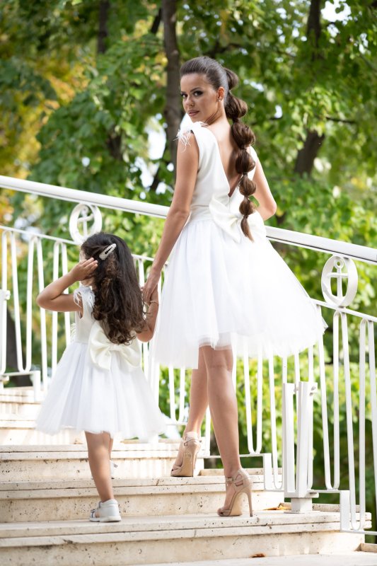 Детска бяла рокля с перца и цветя