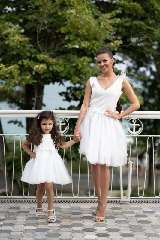 Детска бяла рокля с перца и цветя