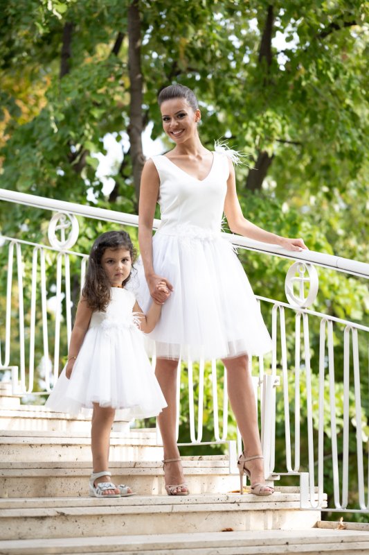 Детска бяла рокля с перца и цветя