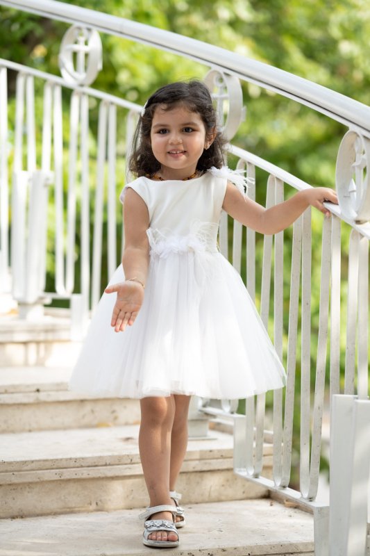 Детска бяла рокля с перца и цветя