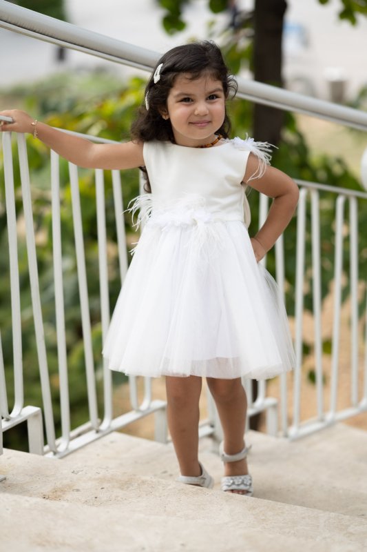 Детска бяла рокля с перца и цветя