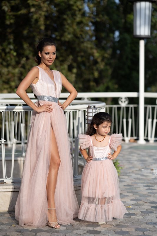 Комплект дълги рокли за майка и дъщеря с тюл