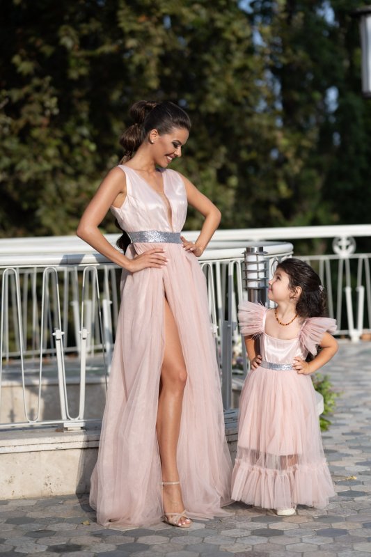 Комплект дълги рокли за майка и дъщеря с тюл