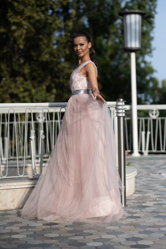 Дълга дамска рокля с тюл