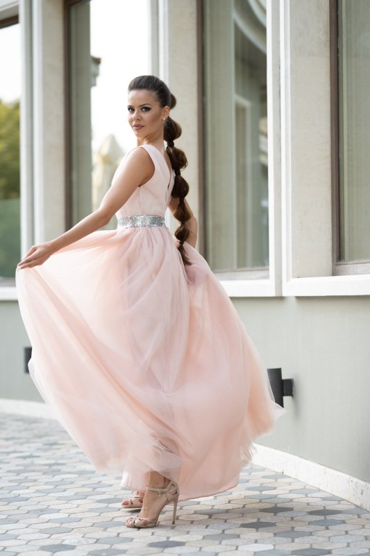 Дълга дамска рокля с тюл