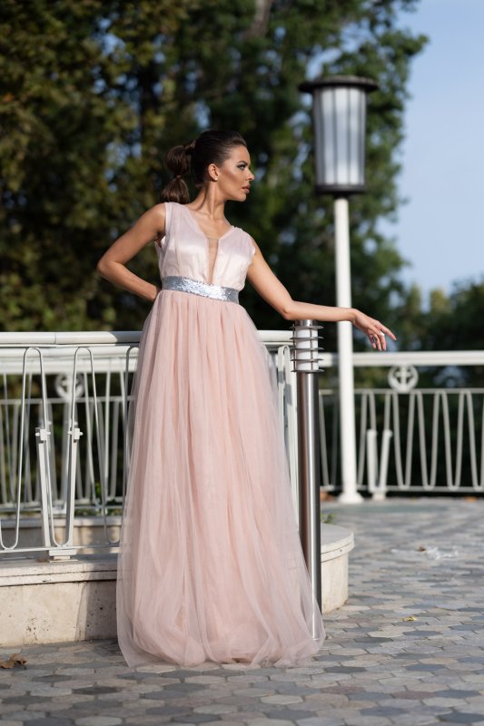 Дълга дамска рокля с тюл