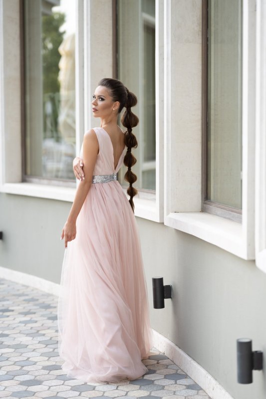 Дълга дамска рокля с тюл