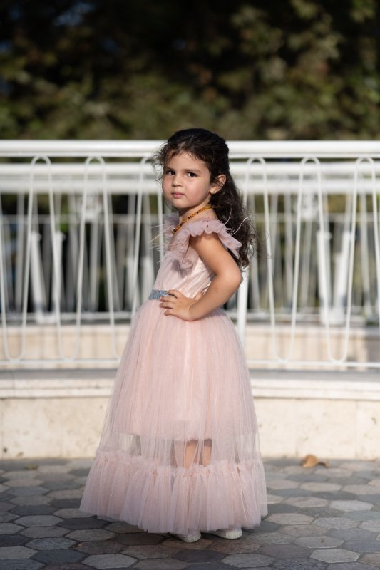 Детска рокля с тюл и перца