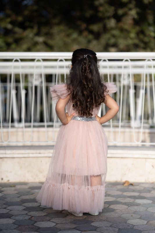 Детска рокля с тюл и перца