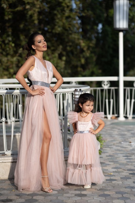 Детска рокля с тюл и перца