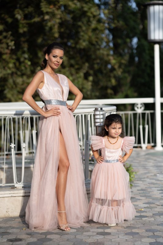 Детска рокля с тюл и перца