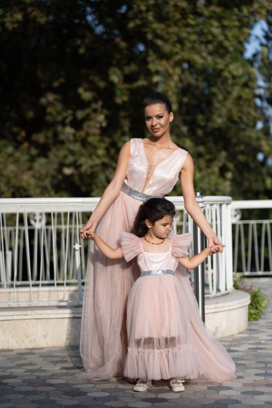 Детска рокля с тюл и перца