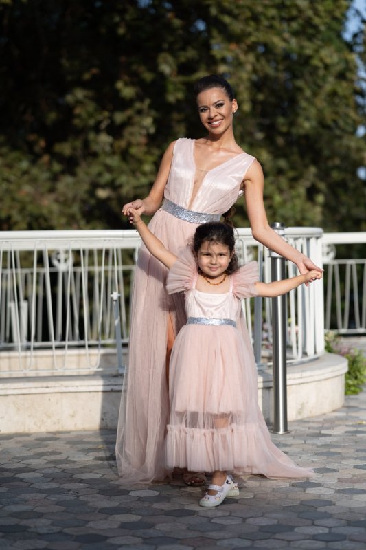 Детска рокля с тюл и перца