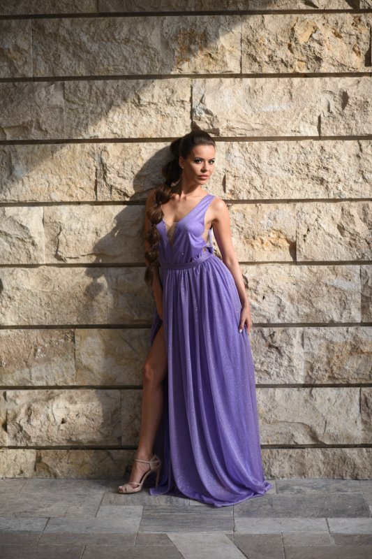 Дамска рокля от блестяща лилава материя