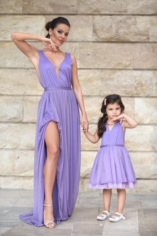 Дамска рокля от блестяща лилава материя