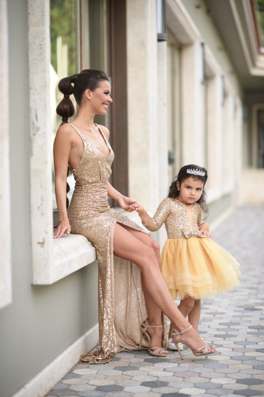 Комплект рокли за майка и дъщеря от златисти пайети
