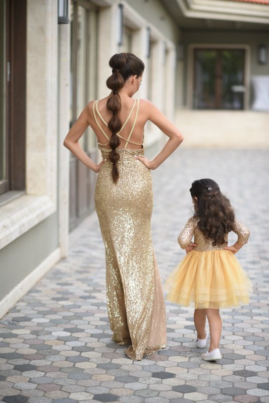 Комплект рокли за майка и дъщеря от златисти пайети