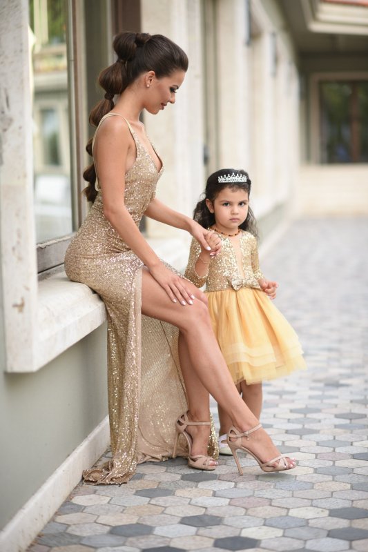 Комплект рокли за майка и дъщеря от златисти пайети