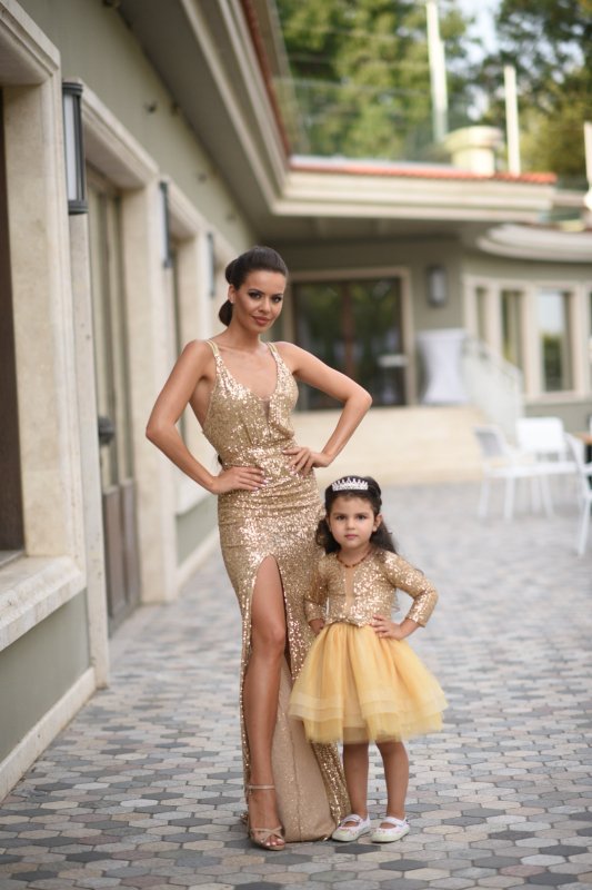 Комплект рокли за майка и дъщеря от златисти пайети