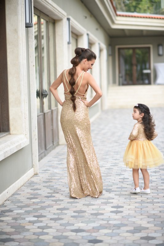 Комплект рокли за майка и дъщеря от златисти пайети