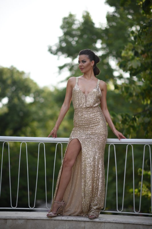 Комплект рокли за майка и дъщеря от златисти пайети