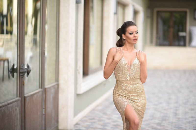 Дамска дълга рокля от златисти пайети