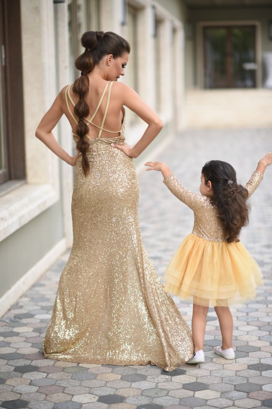 Дамска дълга рокля от златисти пайети