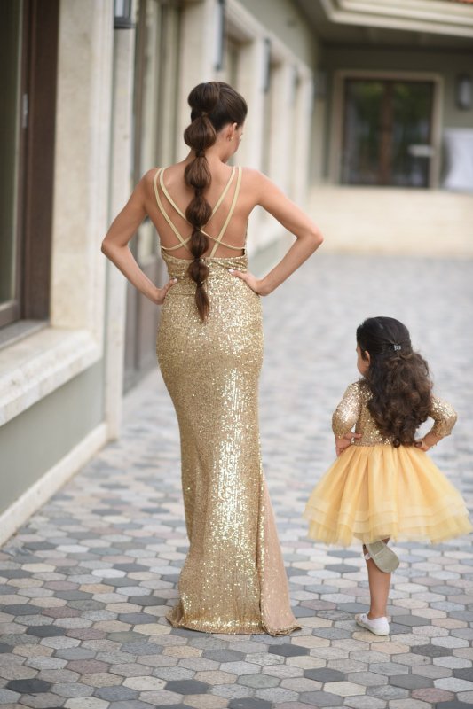 Дамска дълга рокля от златисти пайети