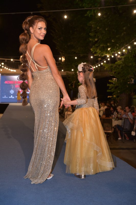 Комплект дълги рокли за майка и дъщеря от златисти пайети