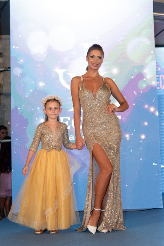 Комплект дълги рокли за майка и дъщеря от златисти пайети