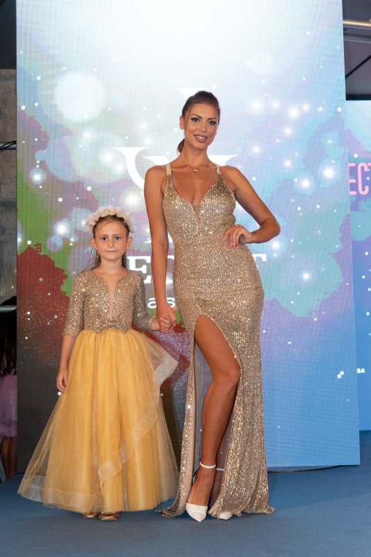 Комплект дълги рокли за майка и дъщеря от златисти пайети