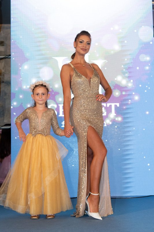 Комплект дълги рокли за майка и дъщеря от златисти пайети