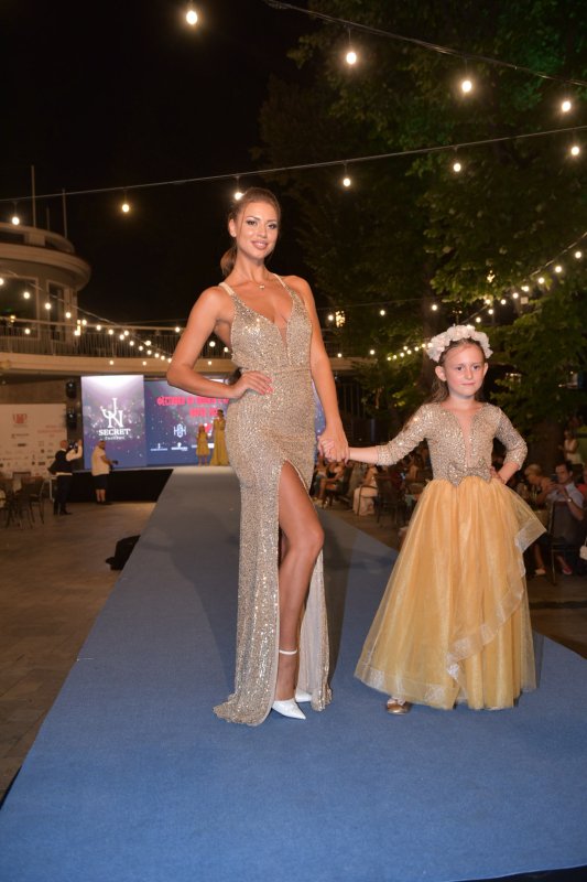 Комплект дълги рокли за майка и дъщеря от златисти пайети