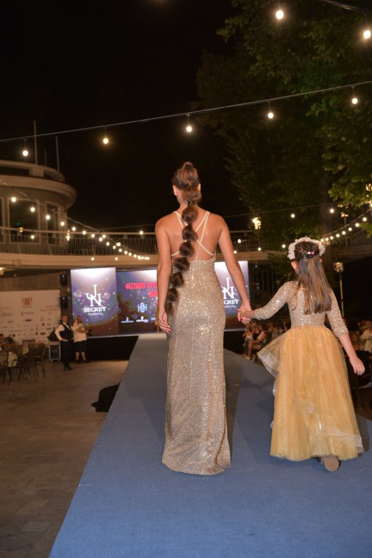 Комплект дълги рокли за майка и дъщеря от златисти пайети