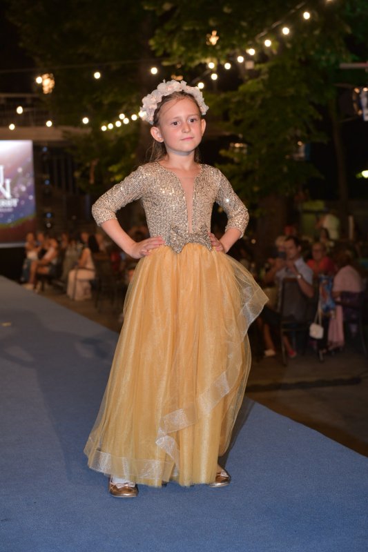 Комплект дълги рокли за майка и дъщеря от златисти пайети