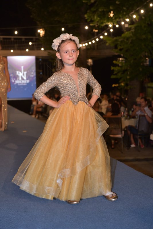 Комплект дълги рокли за майка и дъщеря от златисти пайети