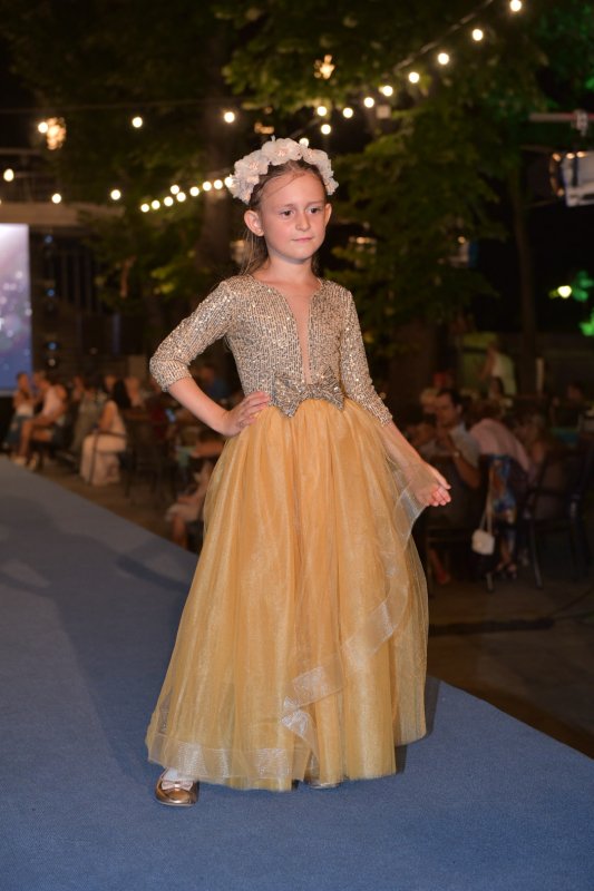 Комплект дълги рокли за майка и дъщеря от златисти пайети