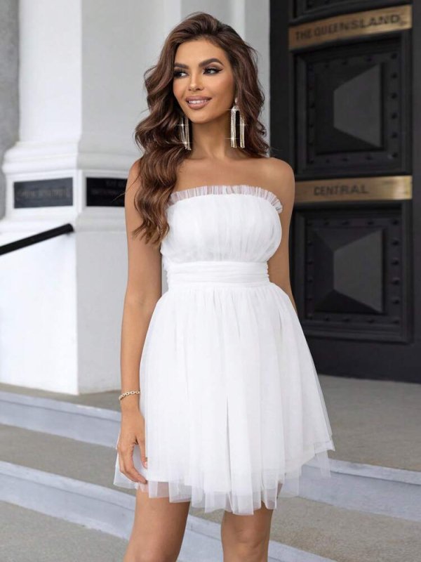 Бяла къса рокля тип бюстие с тюл 