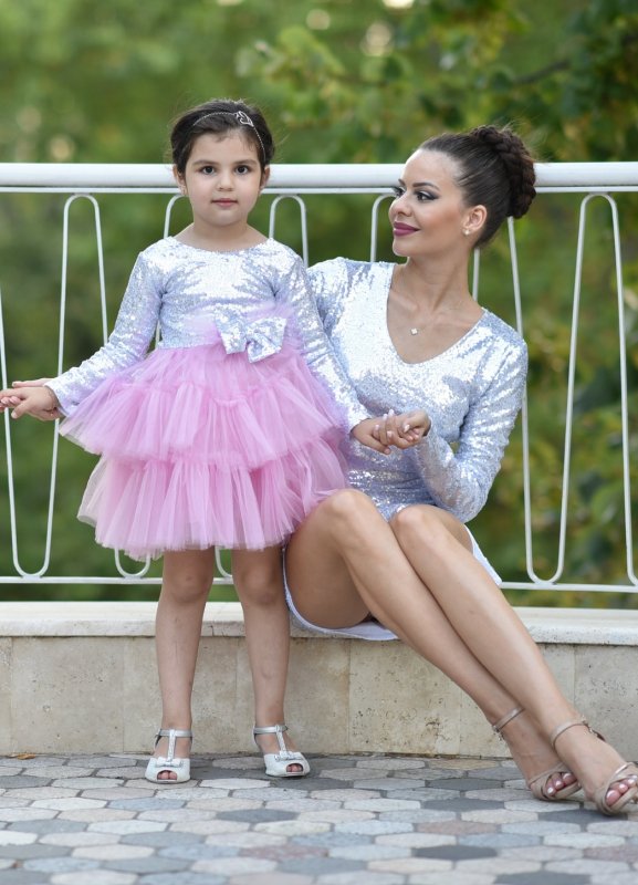 Комплект рокли за майка и дъщеря със сребристи пайети