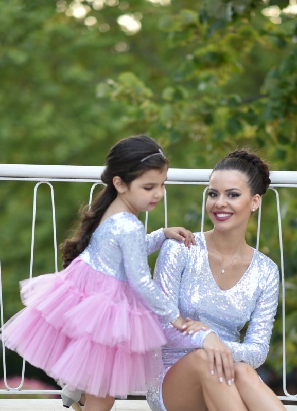 Комплект рокли за майка и дъщеря със сребристи пайети