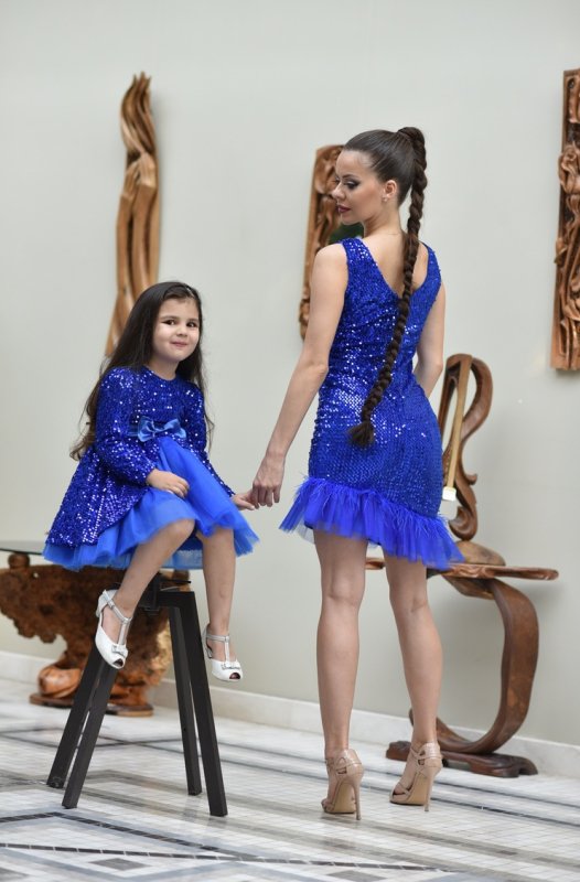 Комплект рокли за майка и дъщеря от пайети в синьо