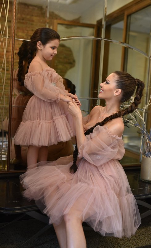 Комплект еднакви рокли за майка и дъщеря от тюл в цвят пудра