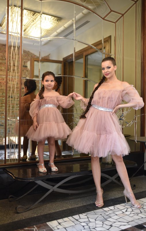 Комплект еднакви рокли за майка и дъщеря от тюл в цвят пудра