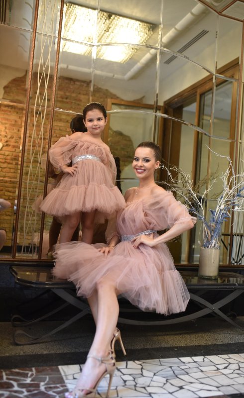 Комплект еднакви рокли за майка и дъщеря от тюл в цвят пудра