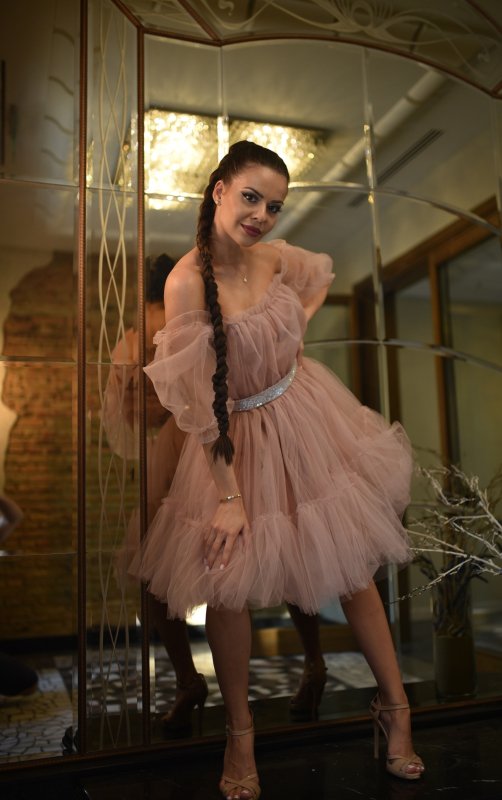 Дамска рокля от тюл в цвят пудра