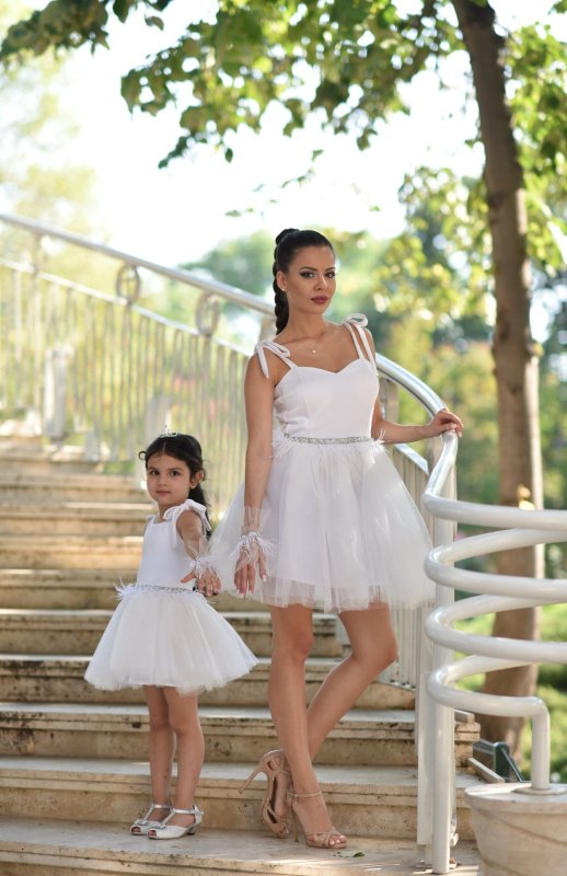 Комплект еднакви рокли за майка и дъщеря в бяло с перца