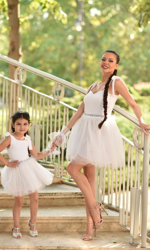 Комплект еднакви рокли за майка и дъщеря в бяло с перца