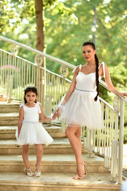 Комплект еднакви рокли за майка и дъщеря в бяло с перца