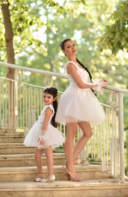 Комплект еднакви рокли за майка и дъщеря в бяло с перца