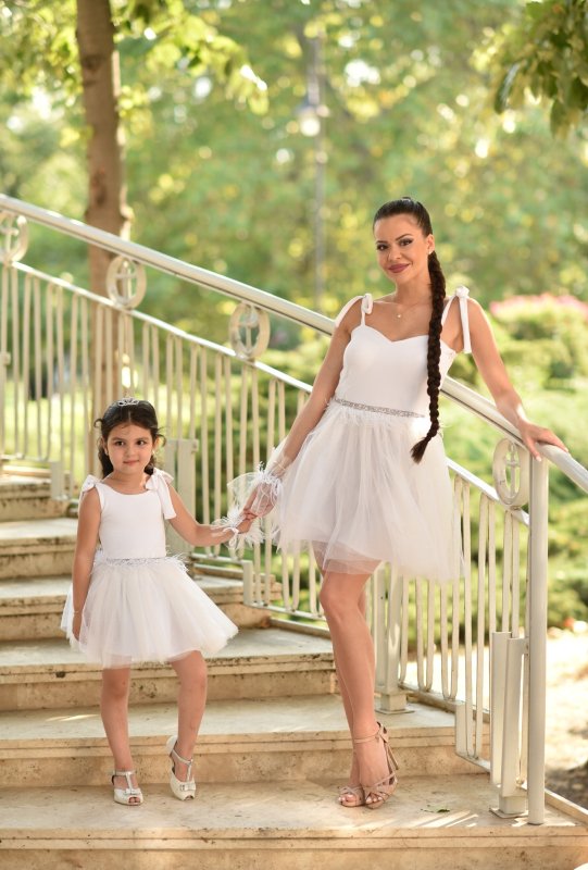 Комплект еднакви рокли за майка и дъщеря в бяло с перца